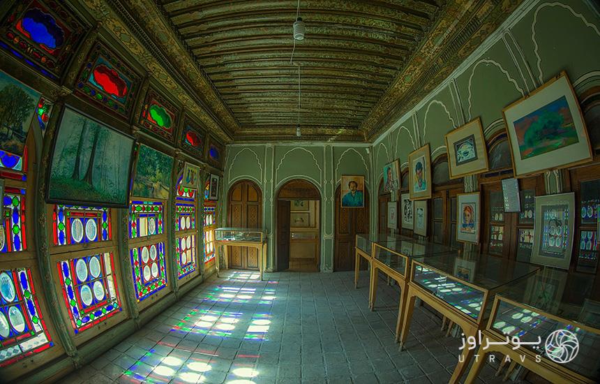 خانه «فروغ‌الملک» یا موزه هنر مشکین‌فام شیراز؛ عمارتی قاجاری است با پنجره‌های رنگی که یک طرف آن تابلوهای نقاشی و ویترین‌های چوبی شامل آثار تجسمی قرار دارد. 